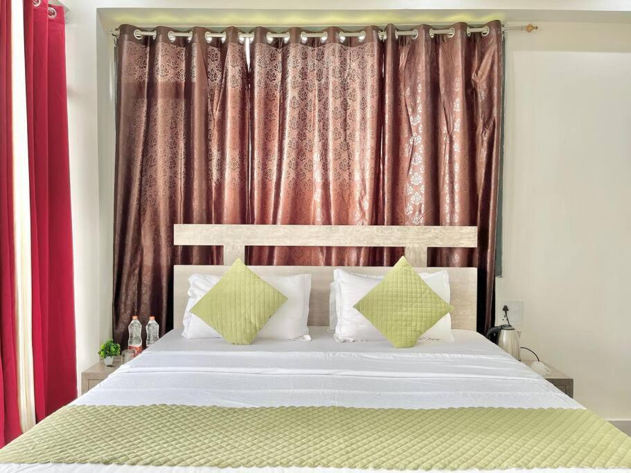 Host Jatin Kasauli Crest 7O1827O7O3 Apartamento Exterior foto